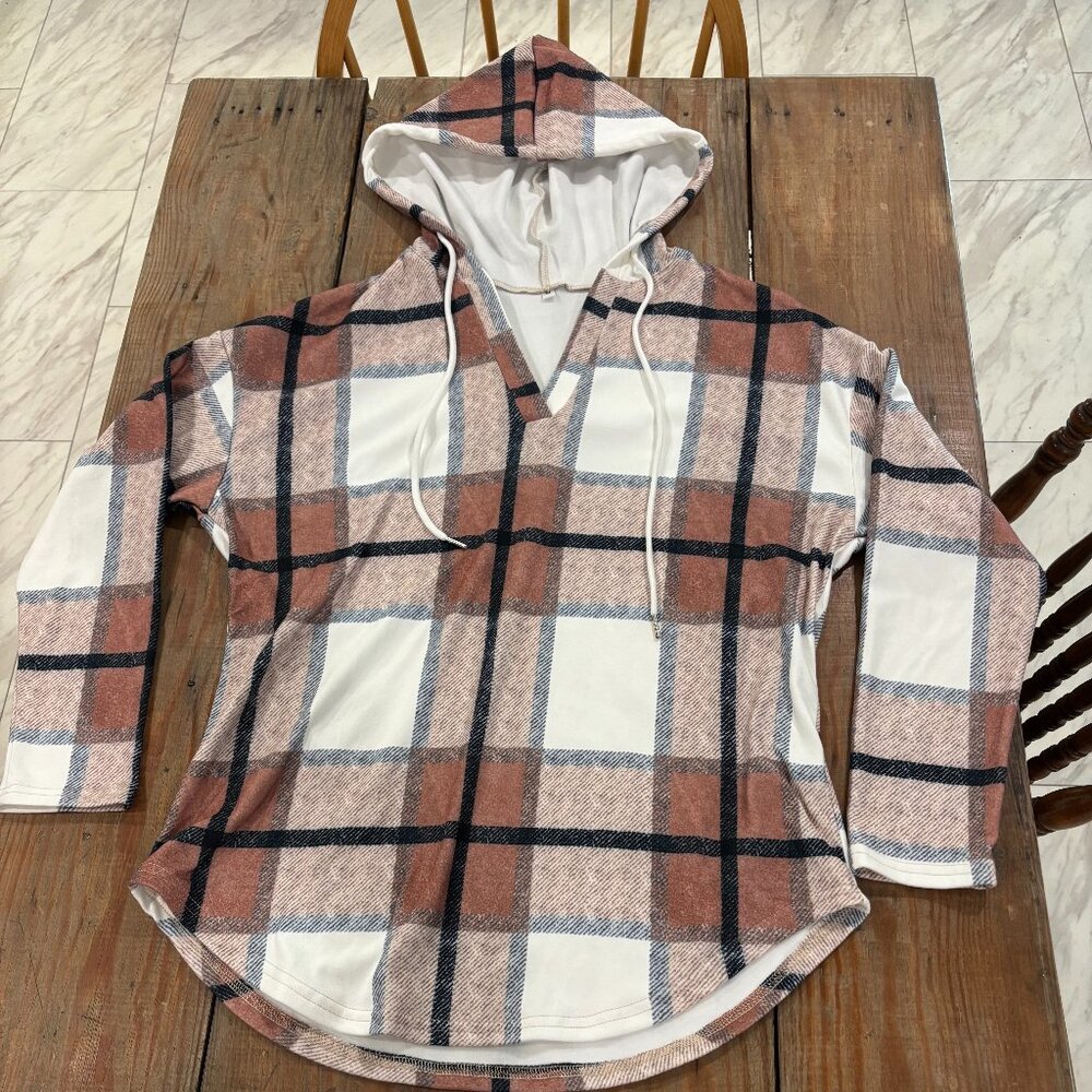 Plaid quarter-sleeve shirt with hood